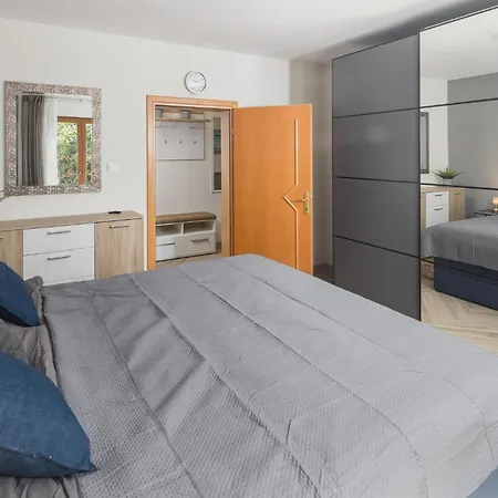 Gorgeous In Micetici With Wifi Apartment Ladrovici