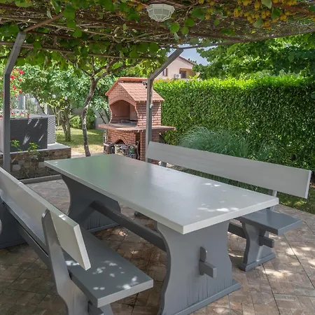 Gorgeous In Micetici With Wifi Apartment *