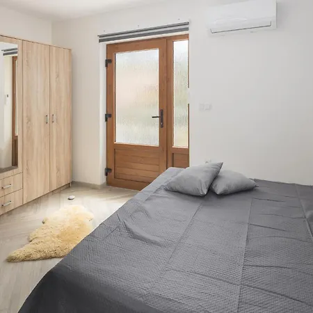 Gorgeous In Micetici With Wifi Apartment Ladrovici