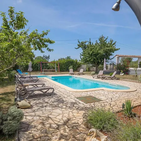 Apartment Gorgeous In Micetici With Wifi