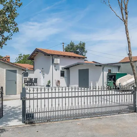 Gorgeous In Micetici With Wifi Apartment *