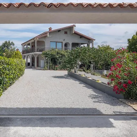 Gorgeous In Micetici With Wifi Apartment
