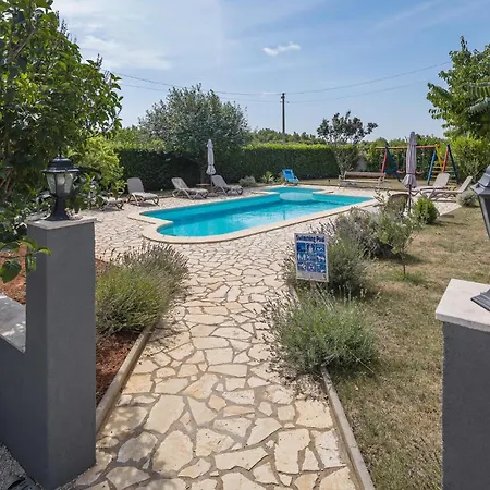 Apartment Gorgeous In Micetici With Wifi Ladrovici