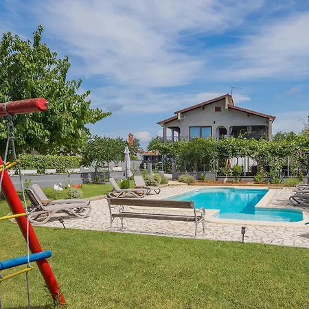 Gorgeous In Micetici With Wifi Apartment *